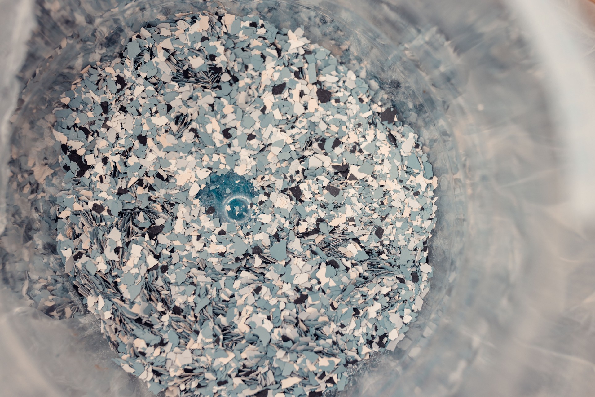 Colored chips for epoxy resin system
